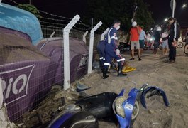 Condutor perde o controle da direção em quebra-molas e bate em cerca na AL-220, em Arapiraca