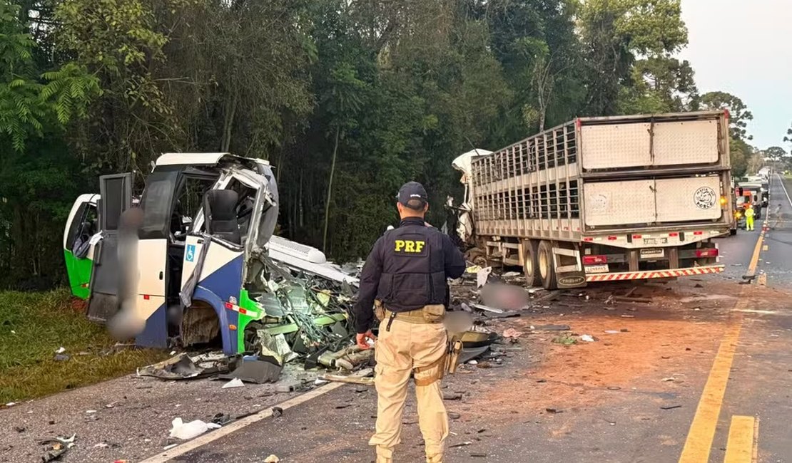 PRF diz que carreta invadiu pista contrária e causou acidente com 23 mortos no PR