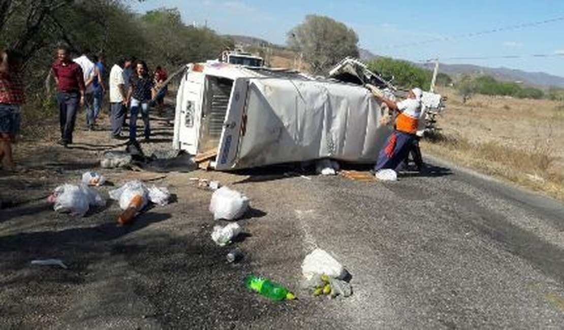 Colisão frontal entre Kombi e carro deixa feridos e uma vítima fatal no Sertão de AL