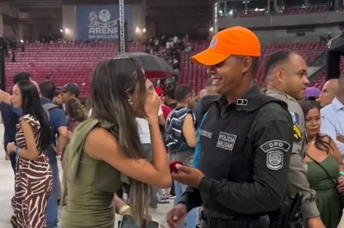 Ex-vocalista da Banda Fascínio surpreende com pedido de casamento em formatura da PMPE