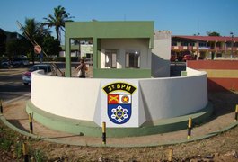 Com sinais de embriaguez, motorista bate carreta em árvore no bairro São Luiz, em Arapiraca
