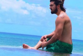 De férias, Luan Santana posta foto na Barra de São Miguel: 'Como eu amo Alagoas'