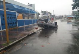 Veículo capota em corredor de ônibus, em Maceió