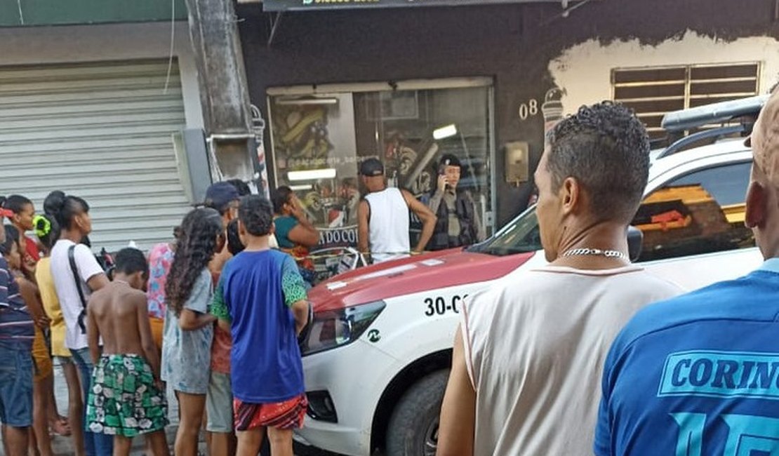 Ex-reeducando é morto a tiros dentro de barbearia em bairro de Maceió