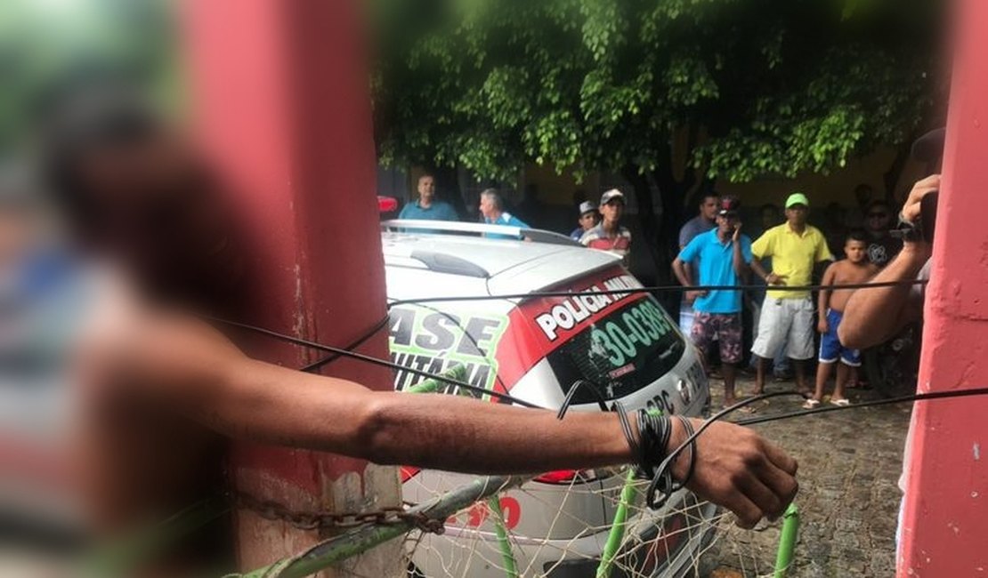 Suspeito de praticar assaltos é espancado e amarrado em poste em Maceió