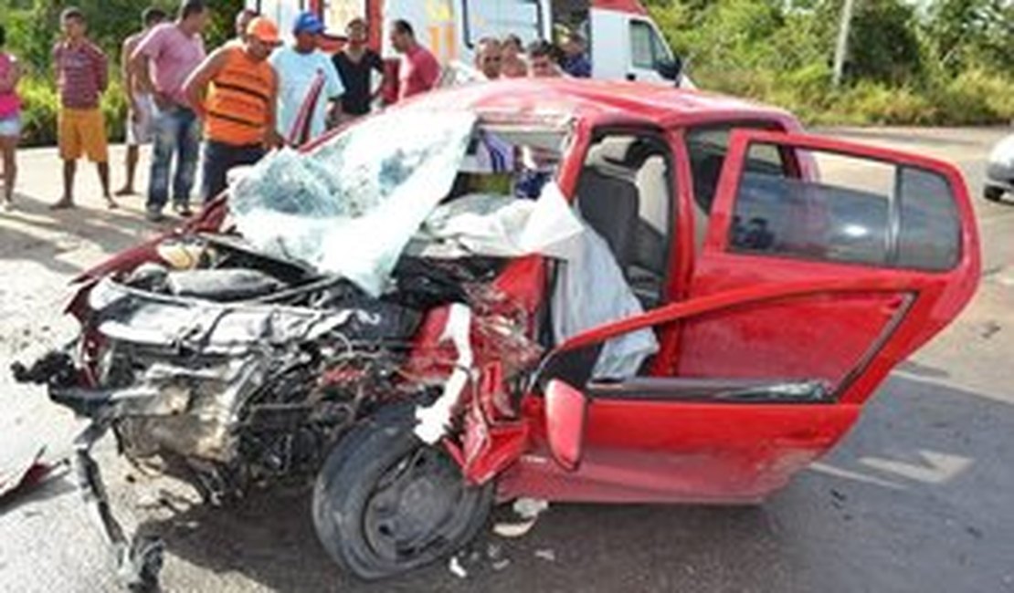 Aposentado morre e cinco pessoas ficam feridas em colisão de automóvel com carreta