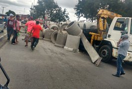Caminhão tomba e deixa trânsito lento, em Maceió