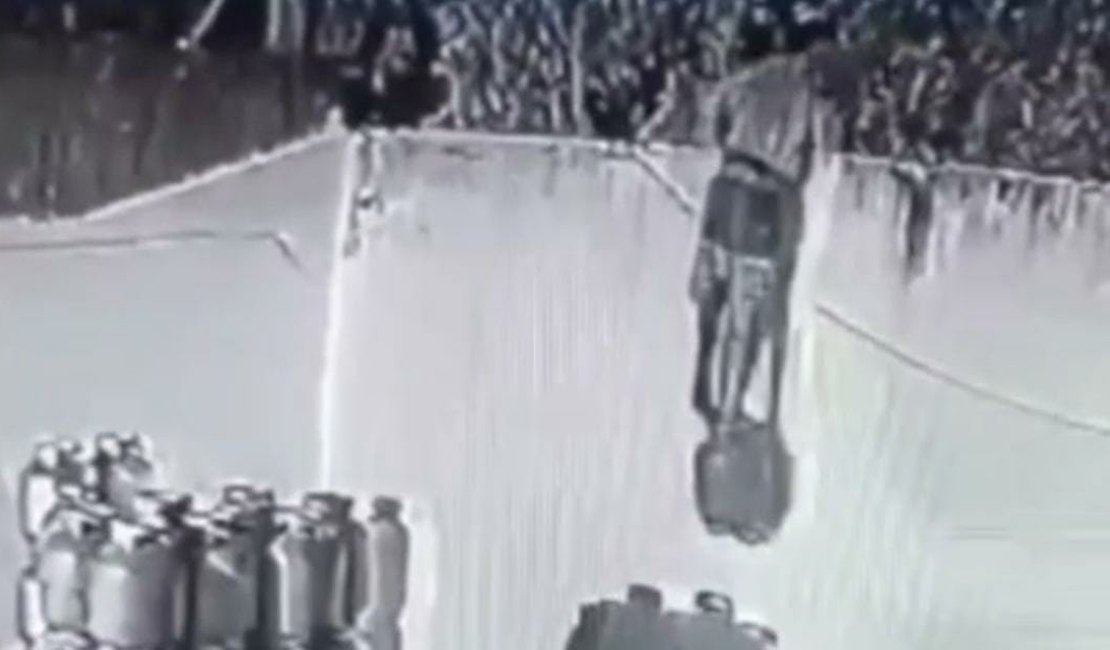 Ladrão 'ninja' usa técnica para furtar botijão de gás em Piaçabuçu; ASSISTA