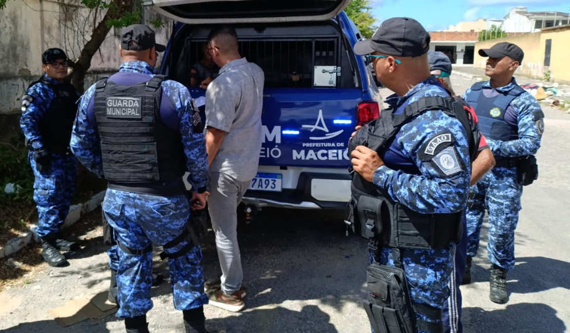 Homem é preso por suspeita de tráfico de drogas na Praça da Faculdade, em Maceió