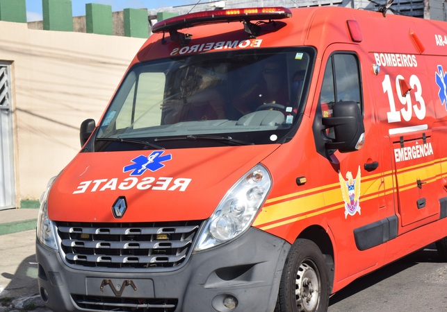 Adolescente e jovem de 22 anos ficam feridas em queda de moto no Alto do Cruzeiro