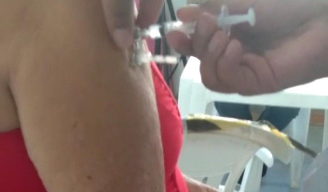 Saúde de Arapiraca explica vídeo em que supostamente enfermeira simula aplicação de vacina da covid-19; assista