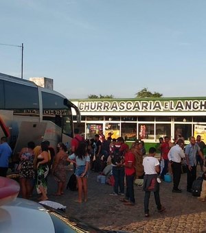 PRF apreende dois ônibus interestaduais clandestinos, em São Sebastião