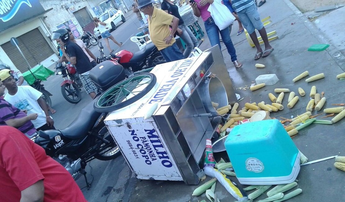 Motorista embriagado atinge carrinho de milho no centro de Arapiraca