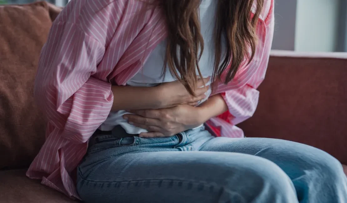 Cólicas menstruais fazem 4 em cada 10 meninas faltarem às aulas no Brasil, diz estudo