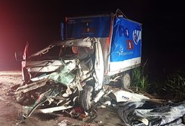 Uma pessoa morre e outras sete ficam feridas em batida entre carro e caminhão na AL-105