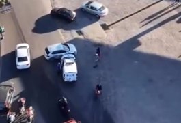 Colisão na rotatória do BPRv envolve carro e ambulância de Campo Alegre