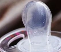 Por que as chupetas estão se tornando uma tendência entre adultos?