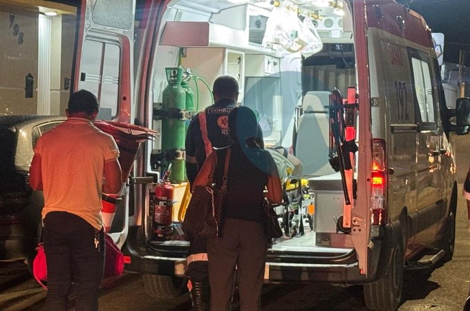 Etsudante fica com suspeita de fratura após colisão entre carro e moto em Arapiraca