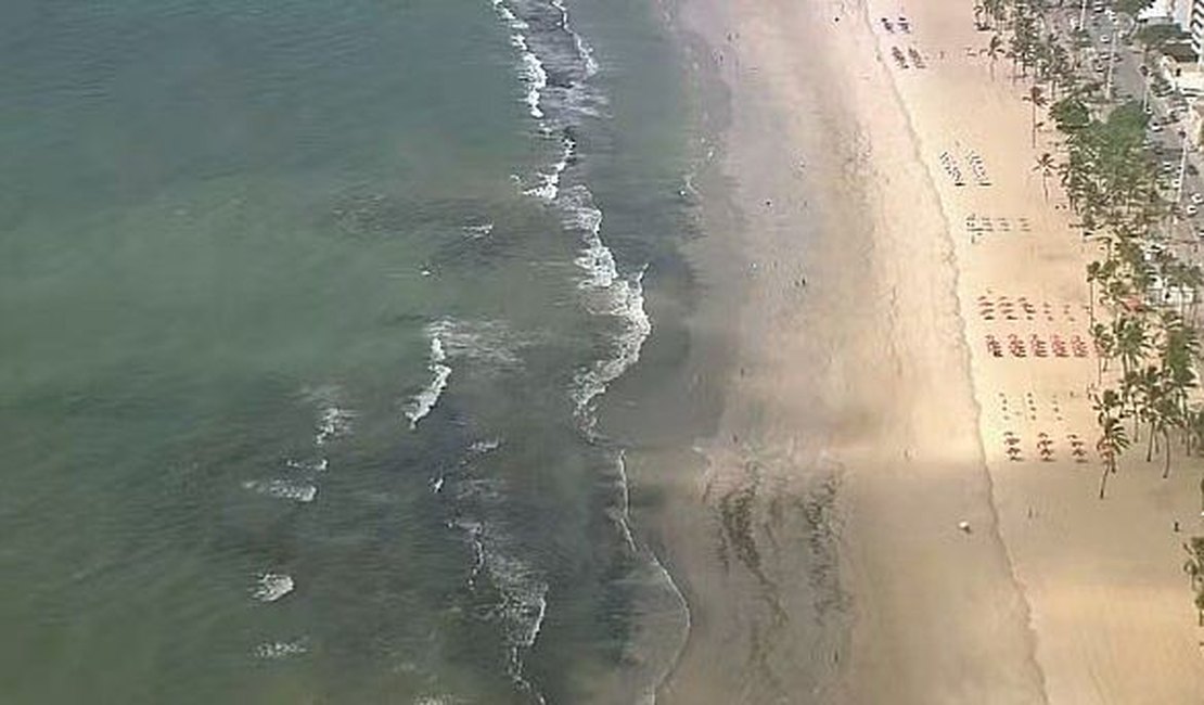 'Maré vermelha' chega à praia de Boa Viagem, em Recife