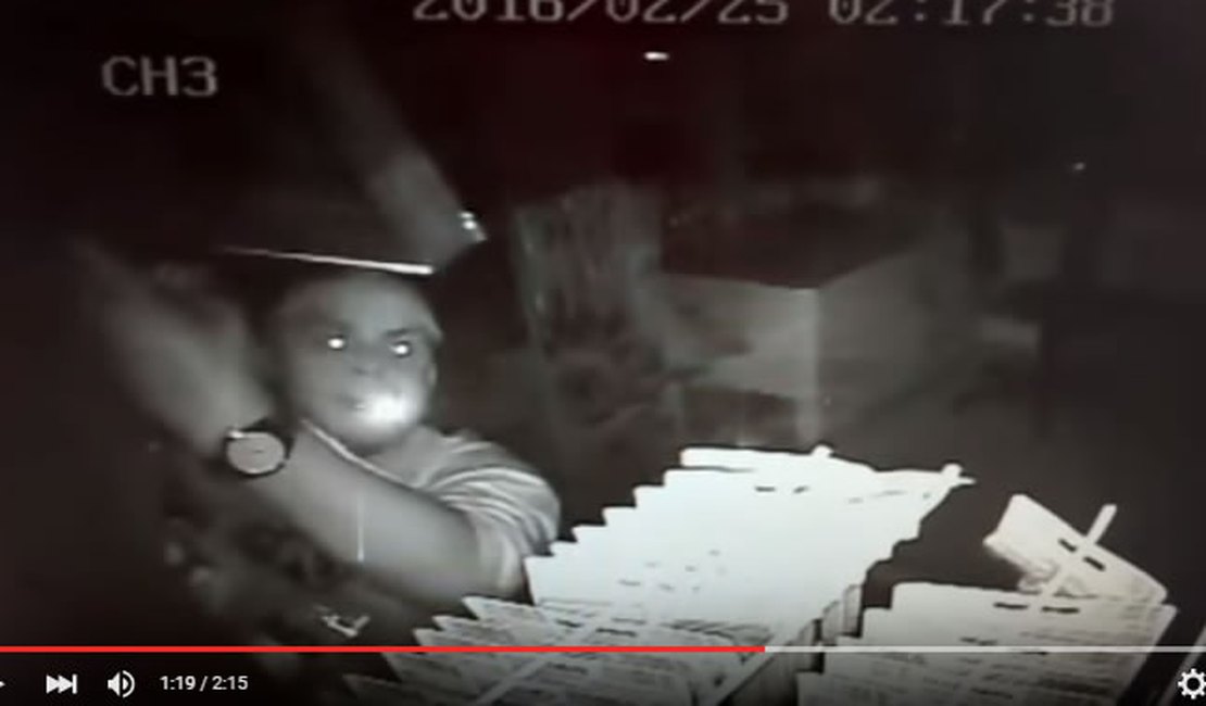 Câmeras de segurança flagram assalto a mercadinho no Pé Leve