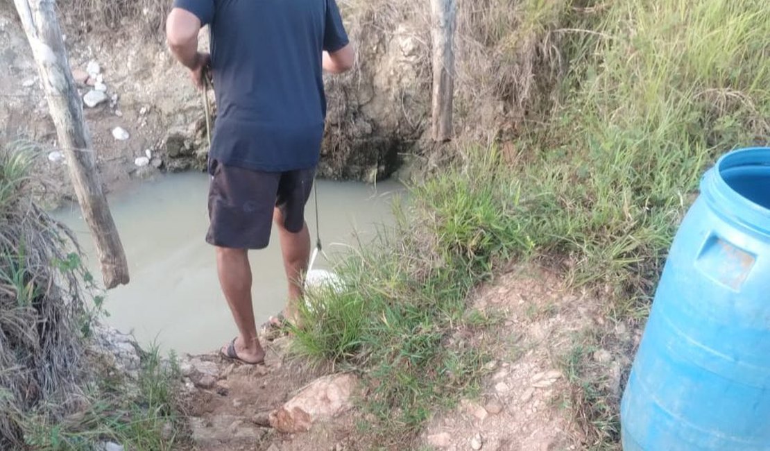 Sem água há 2 meses, moradores do Povoado São José, em Lagoa da Canoa, precisam pegar água em buraco da rua