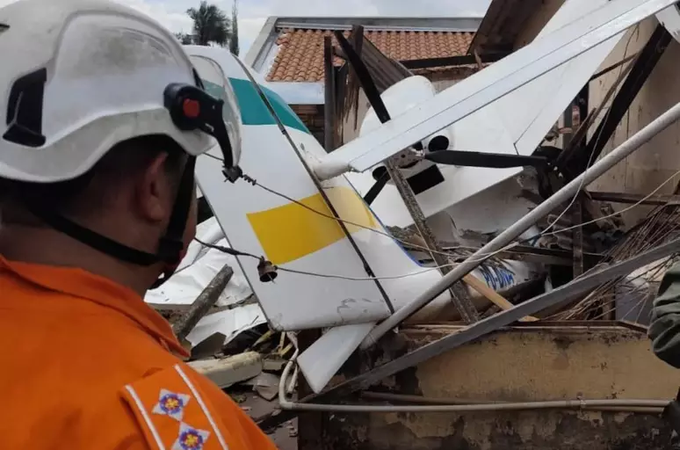 Avião de pequeno porte cai em Goiânia e destrói uma casa
