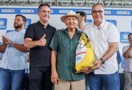 Paulo Dantas entrega sementes e pavimentação urbana em Dois Riachos