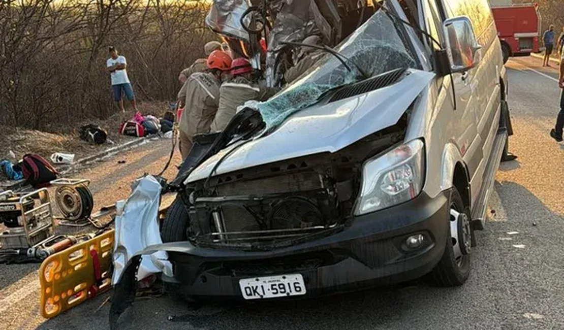 Acidente envolvendo van com família que retornava de velório em Arapiraca deixa ao menos sete mortos