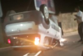 Condutor colide no meio-fio de rodovia e capota veículo de passeio em trecho da AL-220, em Arapiraca