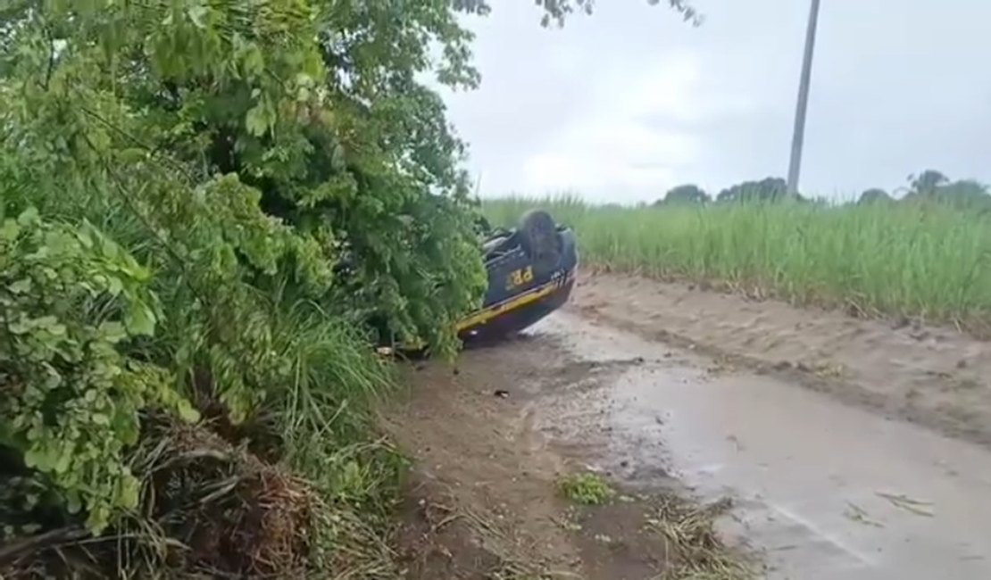 Viatura da PRF com três agentes capota após aquaplanar em Teotônio Vilela