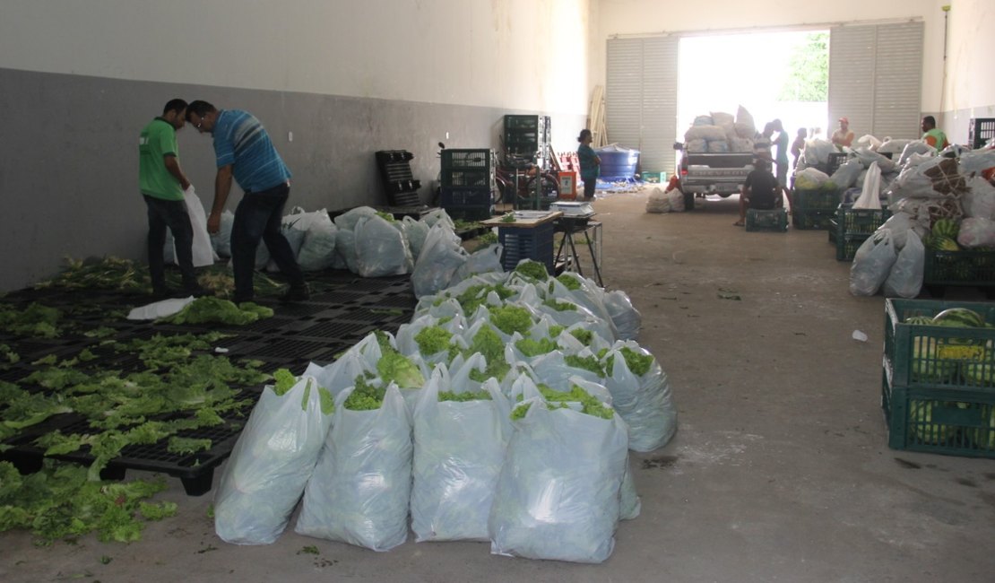 Prefeitura entrega mais de 110 toneladas de alimentos para famílias arapiraquenses