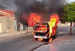 Kombi pega fogo após pane elétrica, no bairro Cavaco em Arapiraca