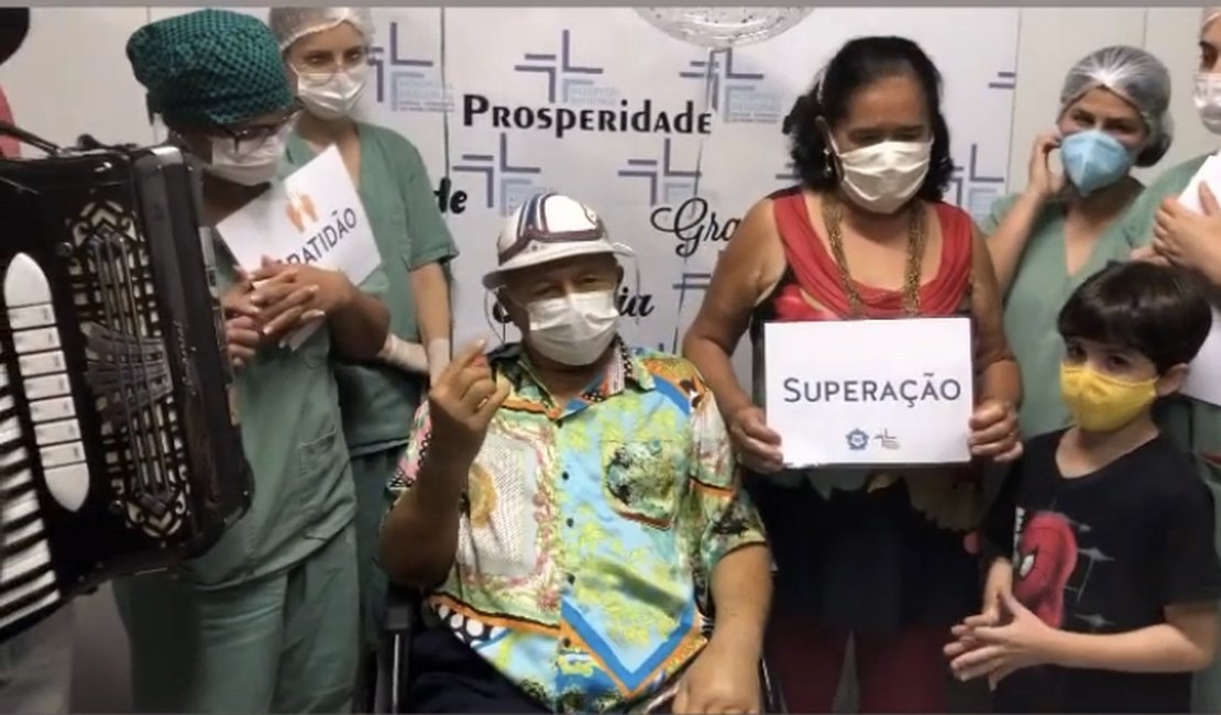 Após mais de 1 mês internado, mestre Afrísio Acácio recebe alta