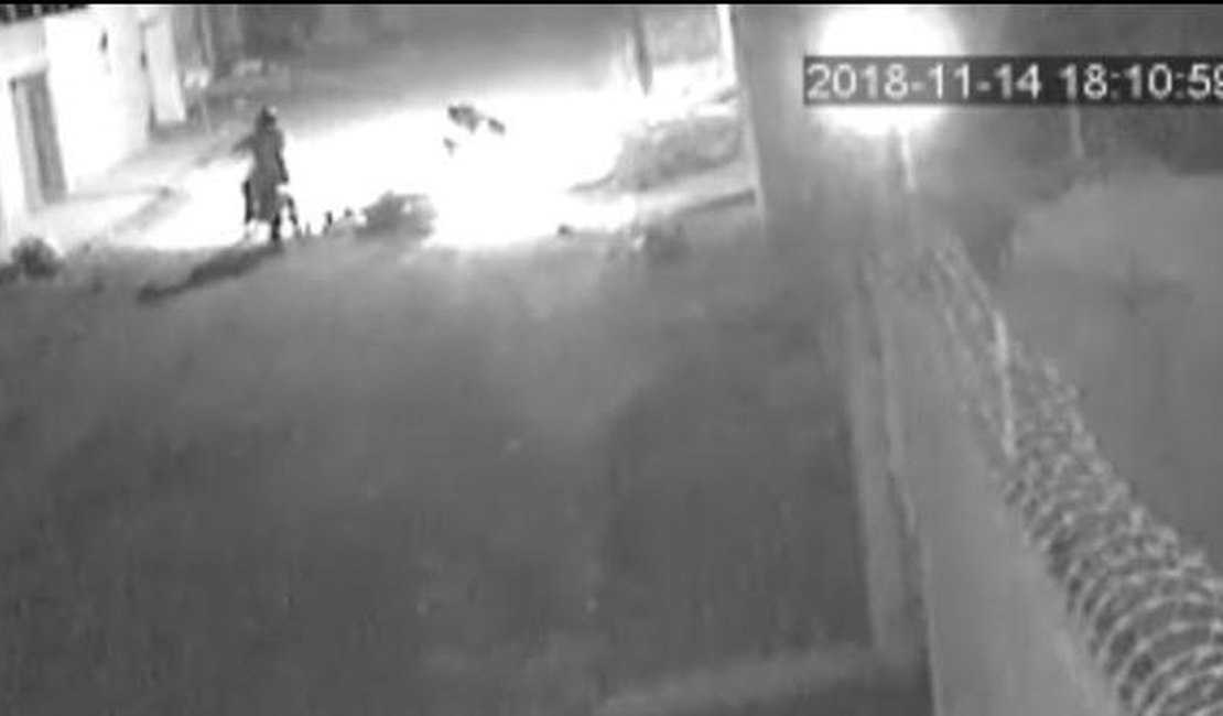 Vídeo. Câmera de segurança flagra assalto no bairro Arnon de Melo, em Arapiraca