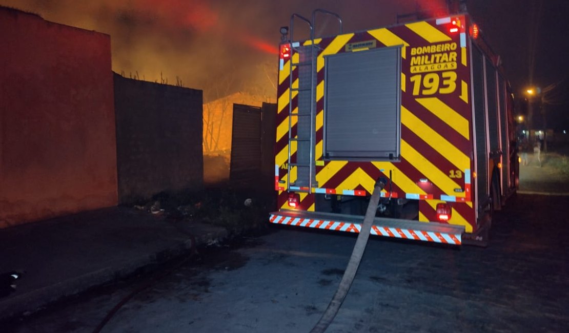 VÍDEO: Grande incêndio atinge terreno e chamas preocupam vizinhos em Arapiraca