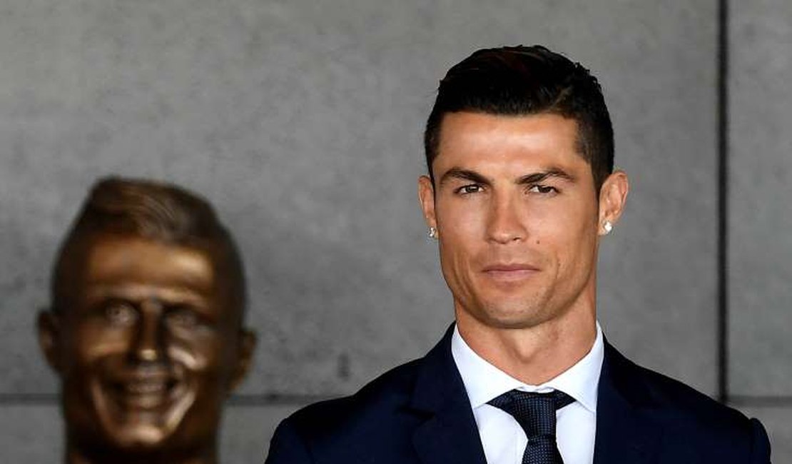 Cristiano Ronaldo batiza aeroporto – mas sua estátua vira piada