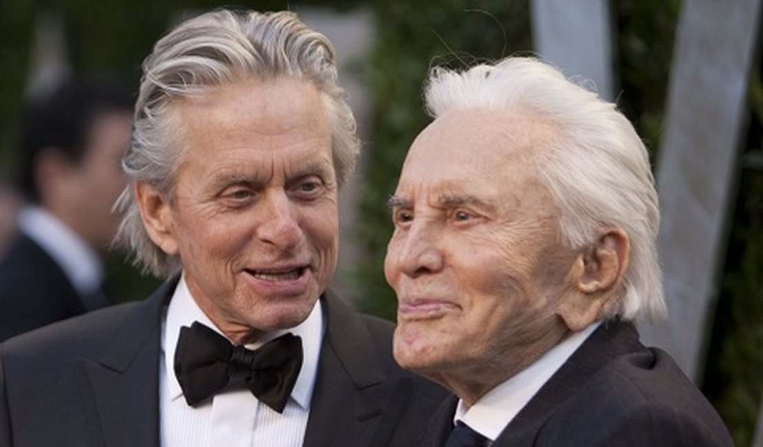 Kirk Douglas deixa quase toda herança para caridade; Michael Douglas não terá direito a nada