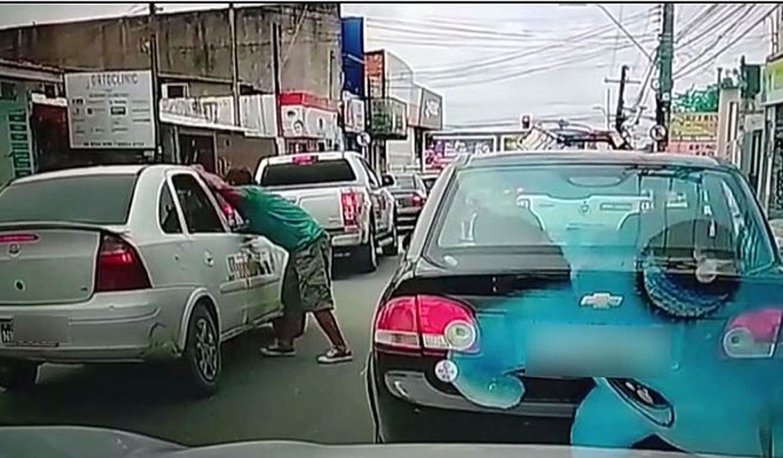 Briga de trânsito resulta em taxista ferido com golpes de arma branca, em Maceió
