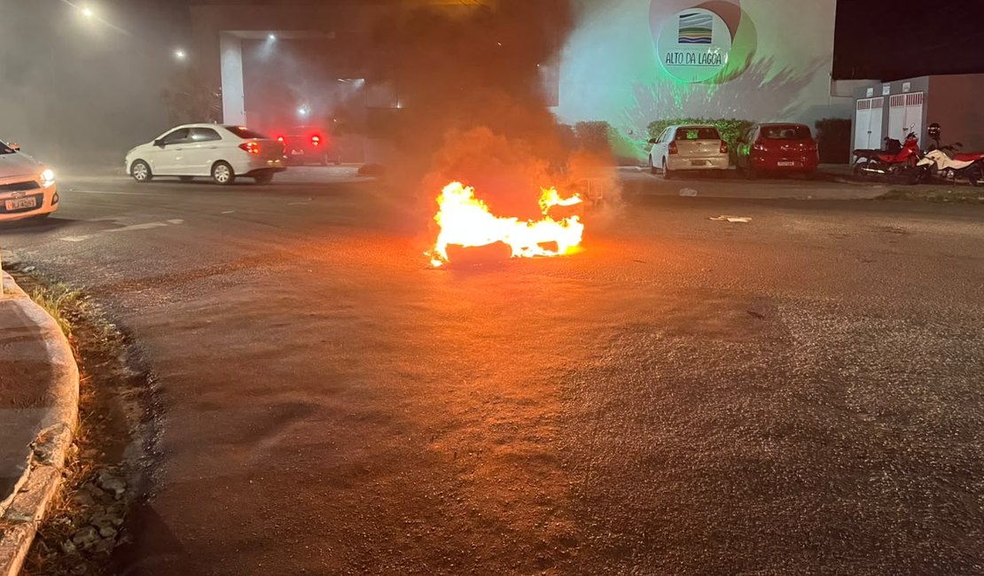 Moradores do bairro Santa Amélia fazem protesto e fecham pista para cobrar asfaltamento de ruas