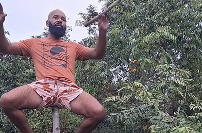VÍDEO: Homem mostra equilíbrio ao ficar sentado em cima de pau e viraliza na internet