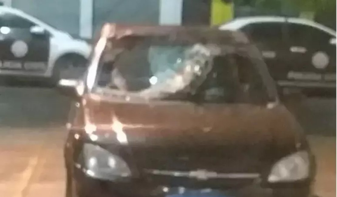 Mulher morre após ser atingida por tronco jogado de cima de viaduto no RJ