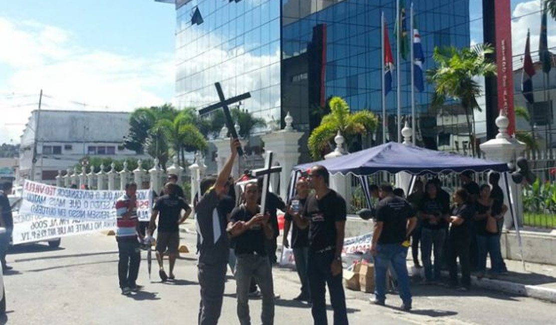 Reserva técnica da PM faz protesto em frente ao Palácio