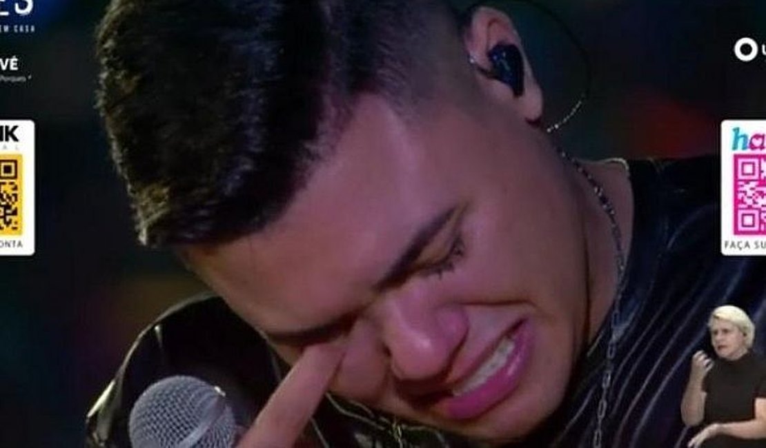 Felipe Araújo xinga o Conar e emociona os fãs com homenagem ao irmão durante live