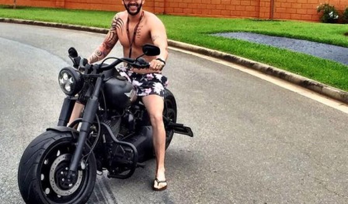 Gusttavo Lima posa sem camisa em Harley-Davidson de R$ 70 mil