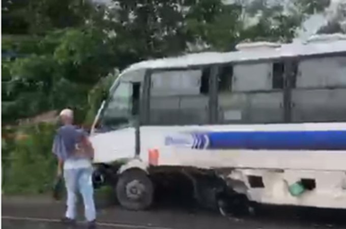 Veículo de transporte alternativo e caminhão colidem em trecho da BR-316, em Satuba