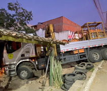 Caminhão fora de controle atinge imóvel às margens de avenida em Delmiro Gouveia