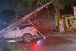 Motorista perde controle de carro e colide em postes em Arapiraca