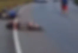 Colisão entre motos e atropelamento por carro deixa morto e feridos em Porto de Pedras