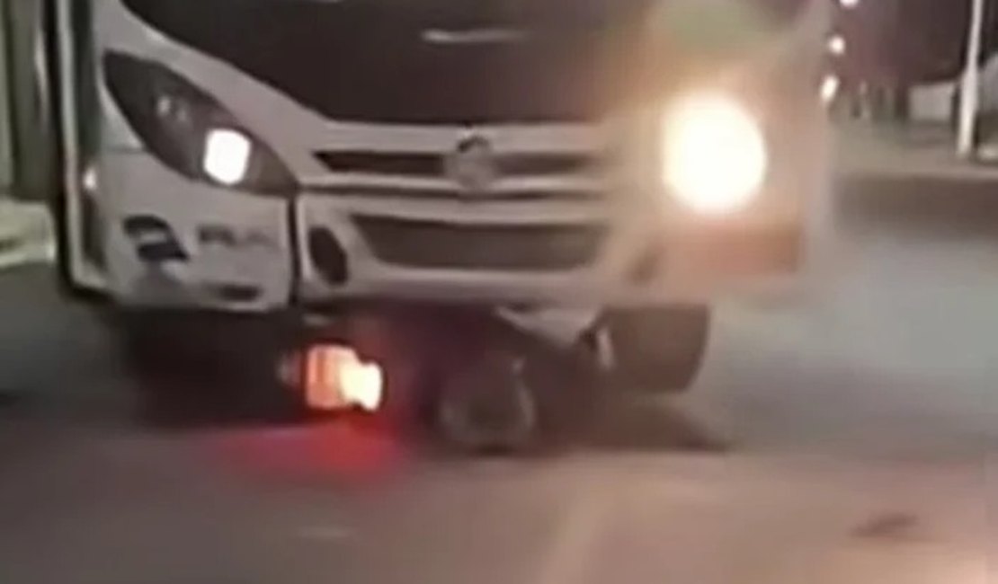 Motociclista sofre ferimentos graves após colisão com ônibus, em Arapiraca