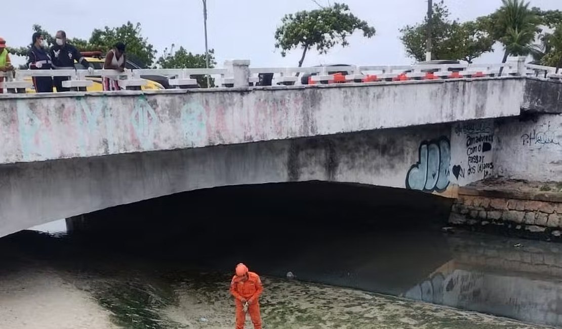 Homem embriagado fica ferido após cair no Riacho Salgadinho, em Maceió